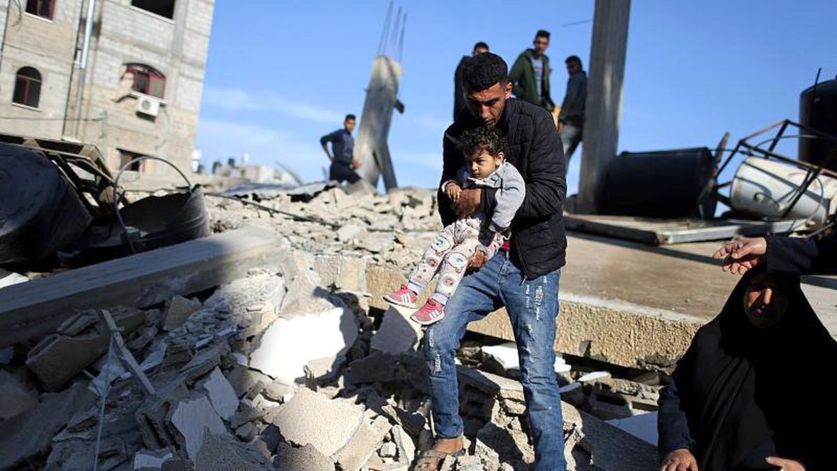 İsrail\'in Hava Saldırıları Gazze\'de Altyapı ve Binalara Zarar Verdi
