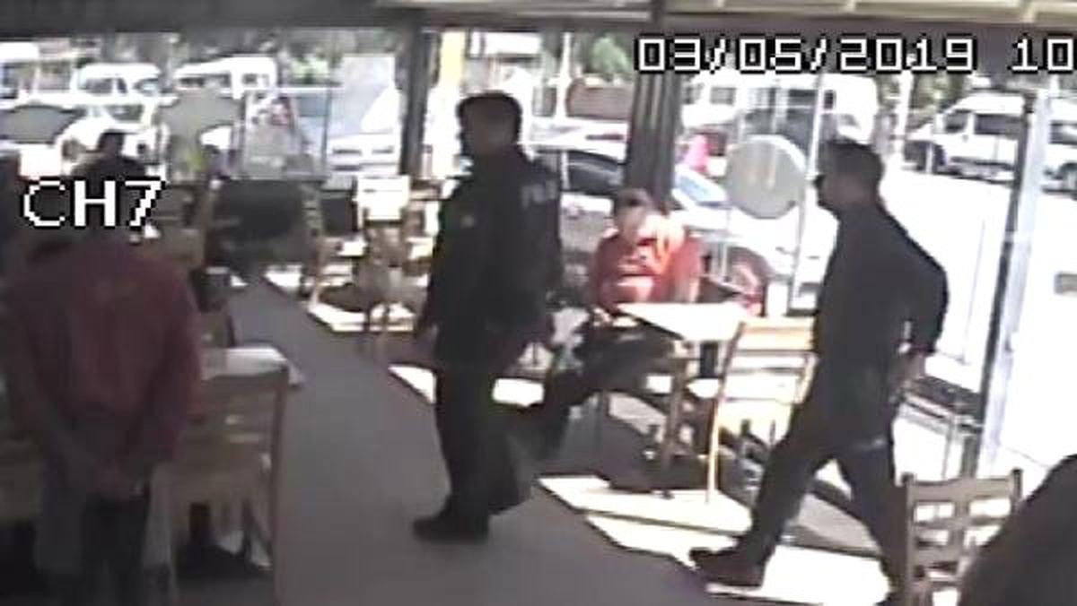 Kafede Kimlik Soran Polise Silah Doğrultan Şüpheli Kamerada