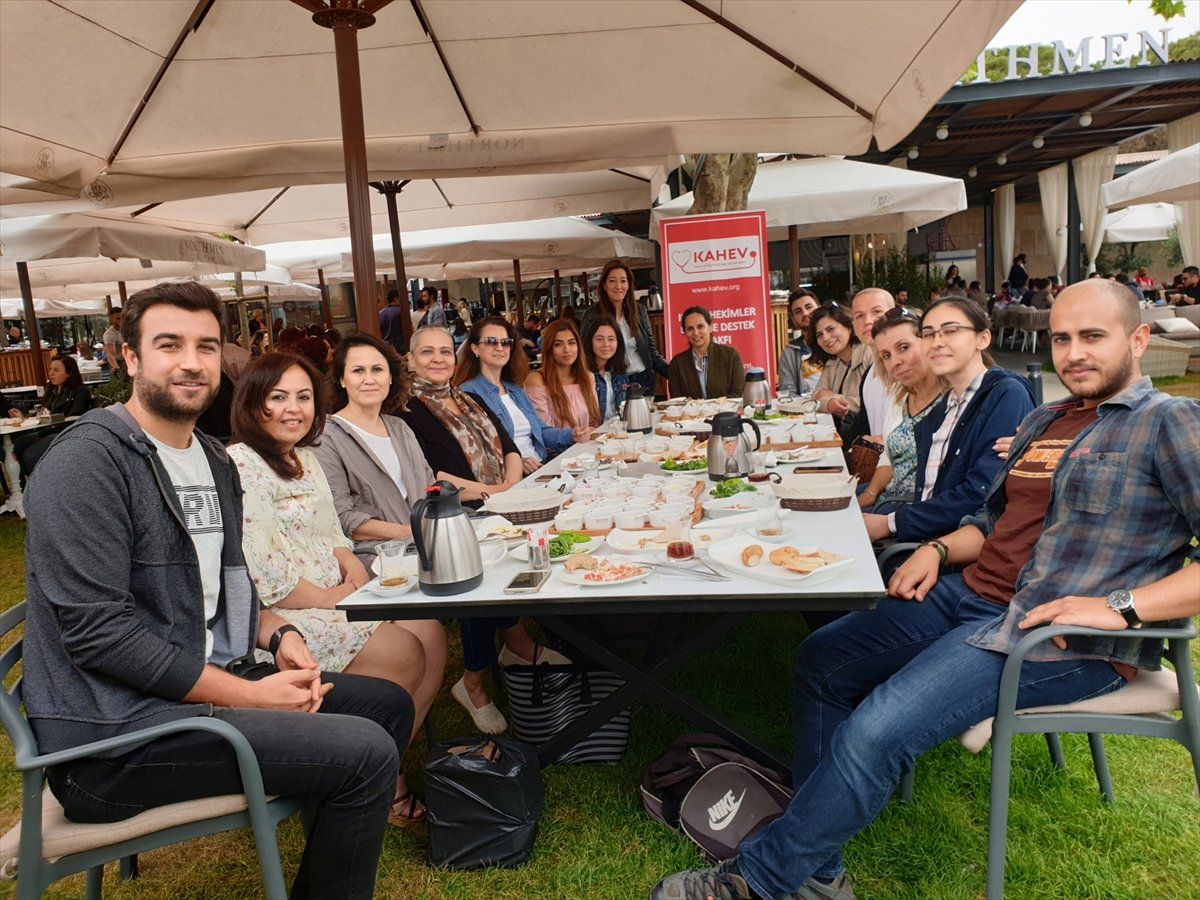 Kahev, Burs Verdiği Öğrencilerle Buluştu
