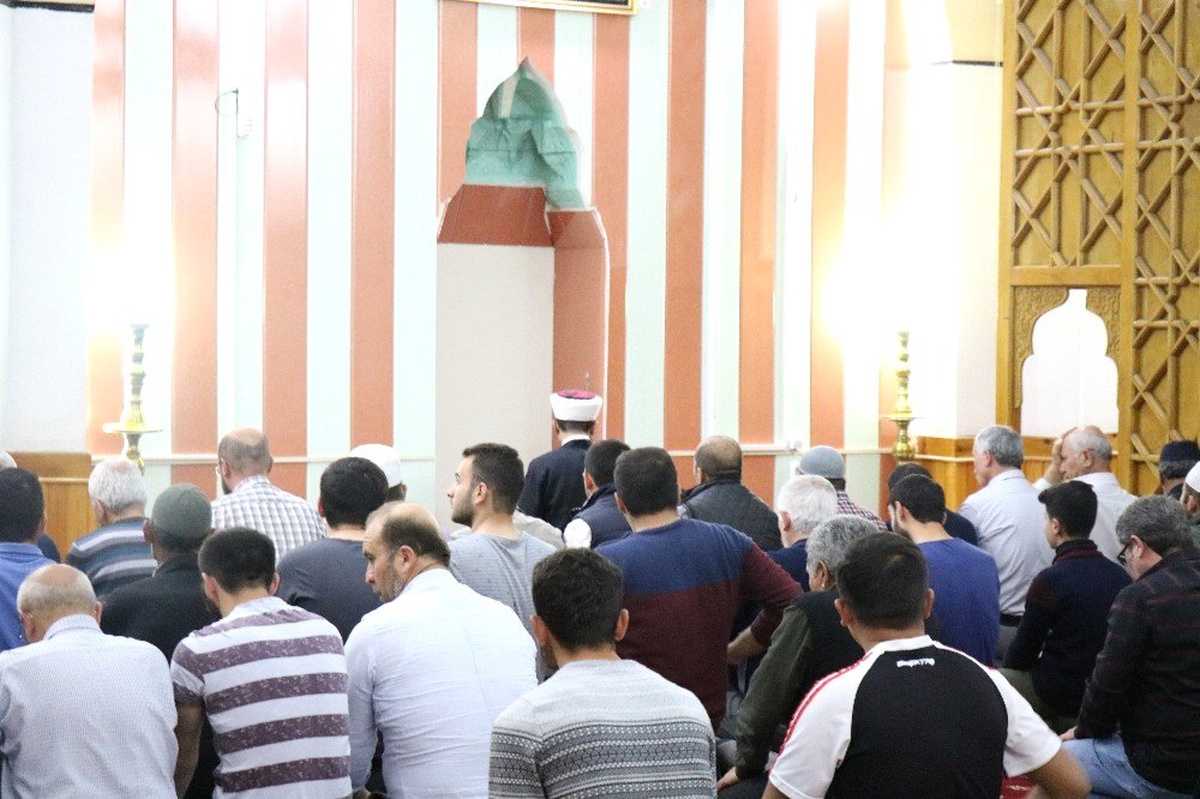 Kırşehirliler İlk Teravih İçin Camilere Akın Etti