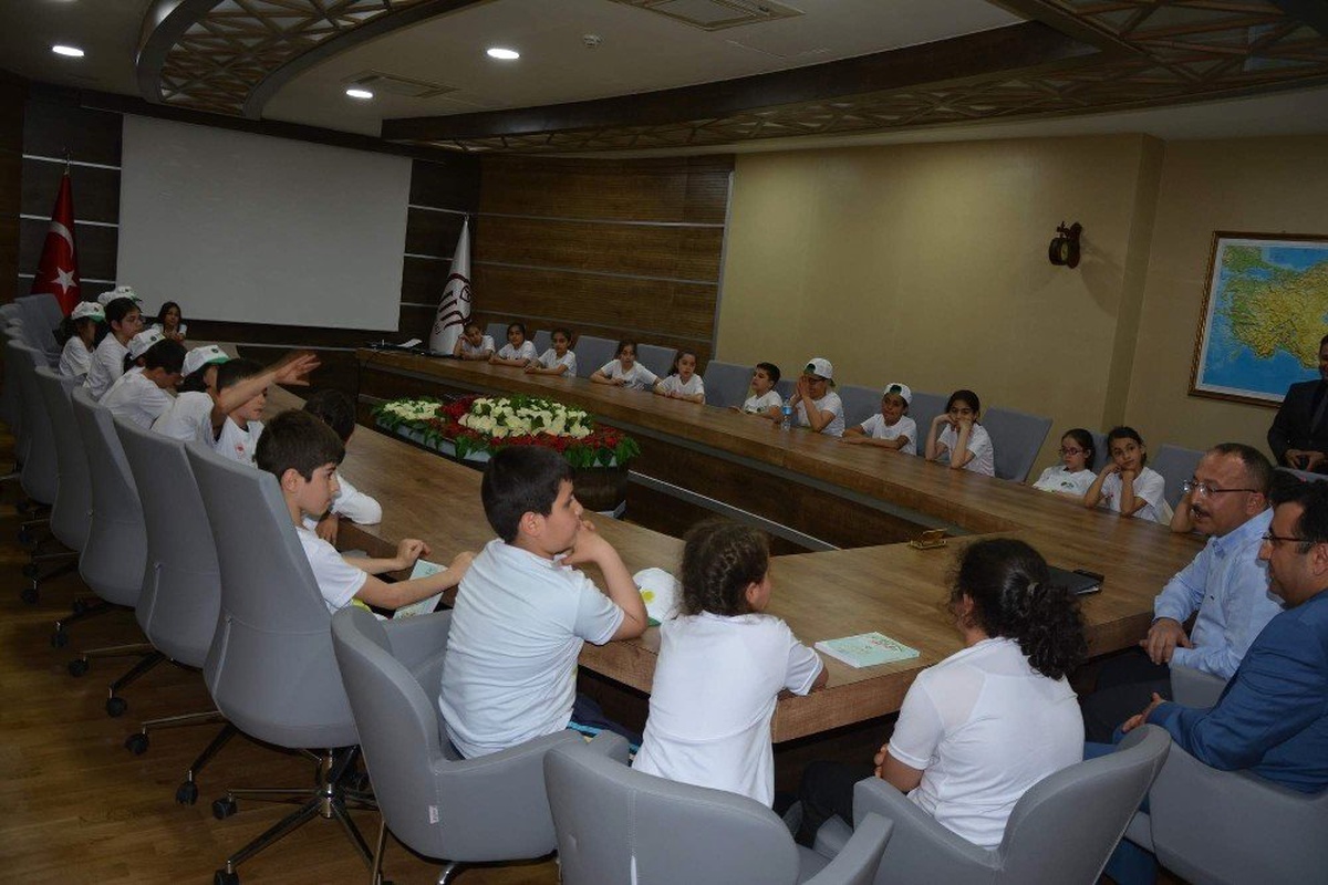 Lider Çocuk Tarım Kampı Öğrencileri Vali Atik\'i Ziyaret Etti