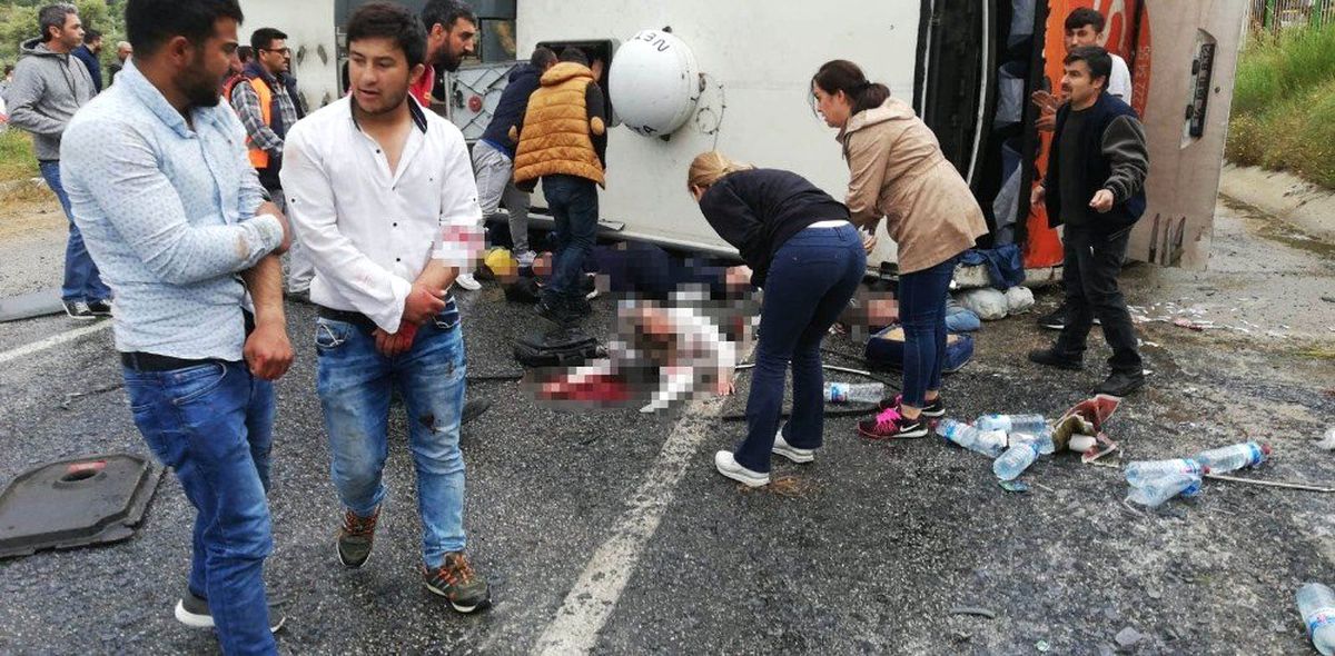 Milas\'ta Yolcu Otobüsü Devrildi, Ölü ve Yaralılar Var