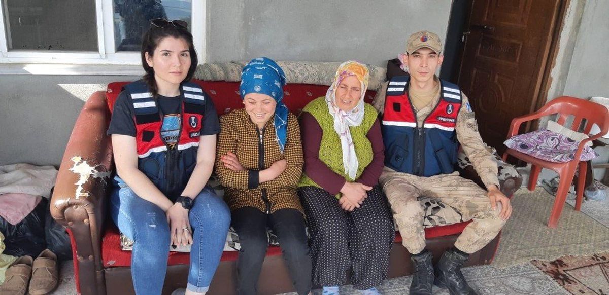 Ormanlık Alanda Kaybolan Bayanı Jandarma Buldu