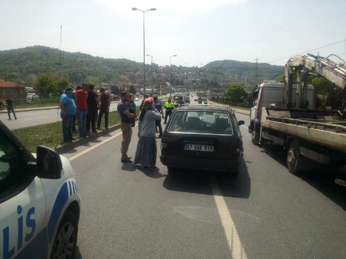 Otomobil Anne ve 3 Çocuğuna Çarptı