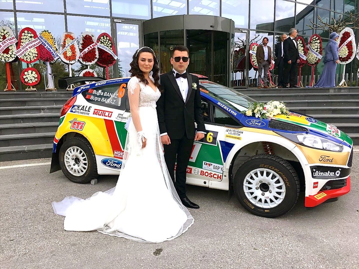 Ralli Pilotu Yarıştığı Otomobilini Gelin Arabası Yaptı