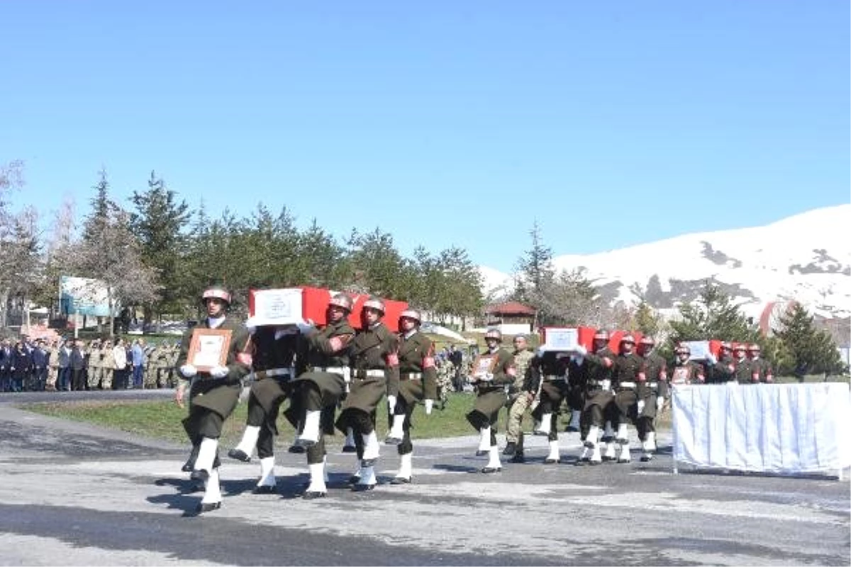 Şehit 3 Asker İçin Hakkari Dağ ve Komando Tugay Komutanlığı\'nda Tören