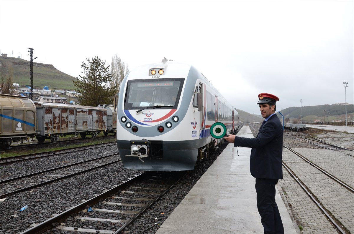Şehitlere Vefa" Projesini İlk Defa Trene Binerek Gerçekleştirdiler