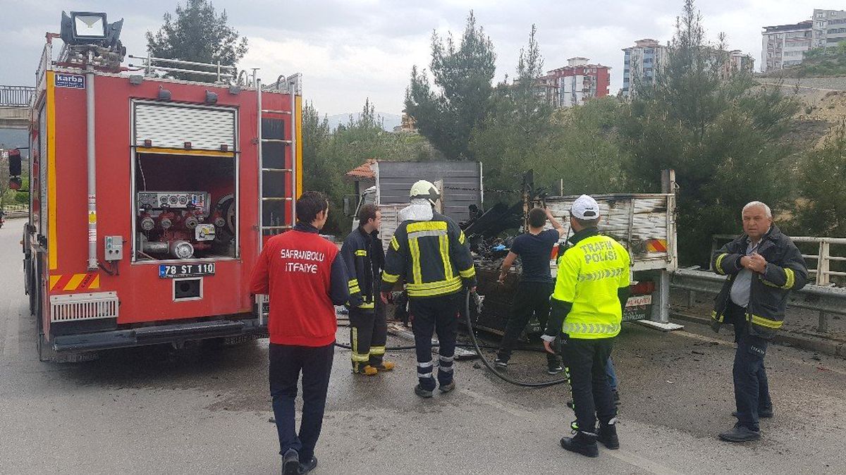 Seyir Halindeki Kamyonetin Kasası Alev Aldı