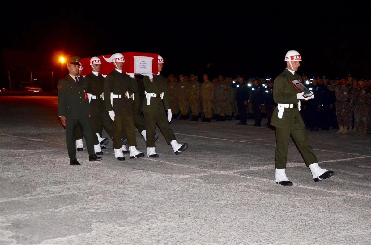 Şırnak\'ta Şehit Düşen Askerlerin Cenazeleri Memleketlerine Uğurlandı