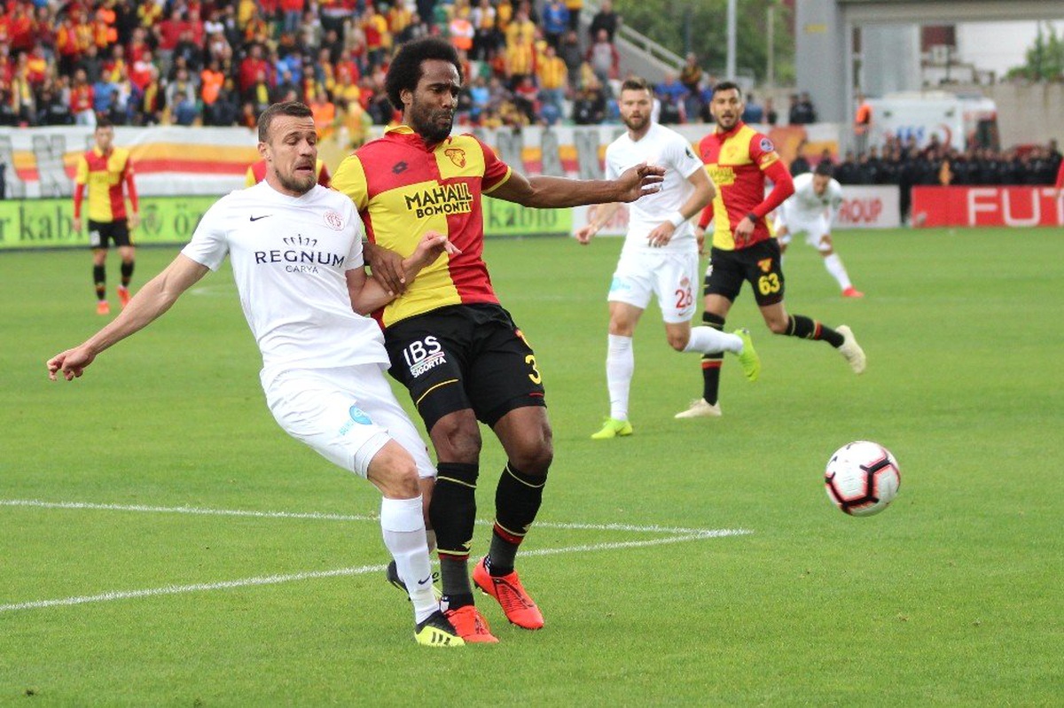Spor Toto Süper Lig: Göztepe: 2 - Antalyaspor: 1 (İlk Yarı)