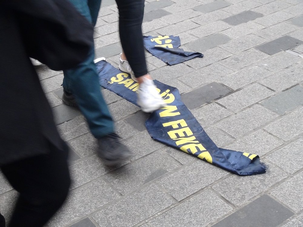 Taksim\'de Toplanan Galatasaray Taraftarları Fenerbahçe Atkısı Yırttı