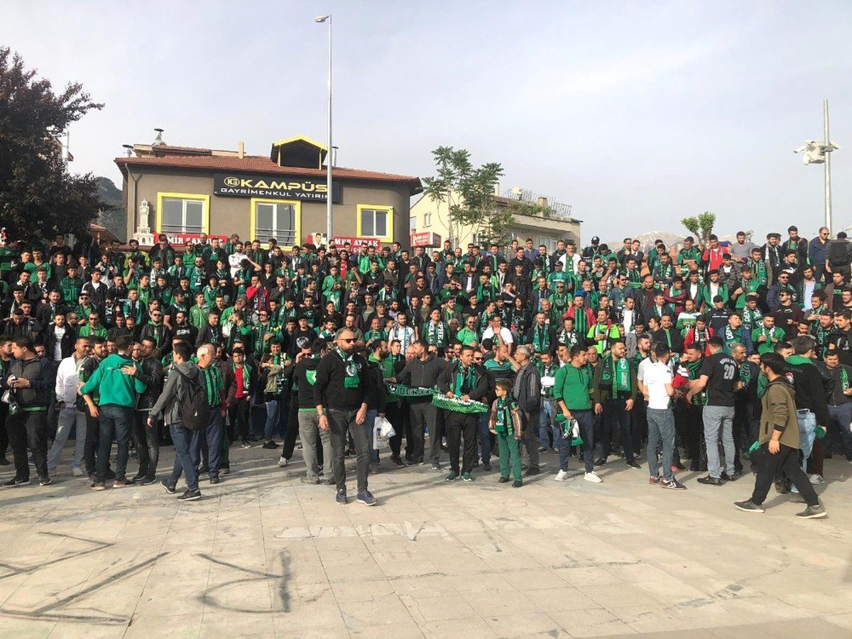 Taraftarlar Denizlispor\'u Zorlu Gençlerbirliği Virajında Yalnız Bırakmadı