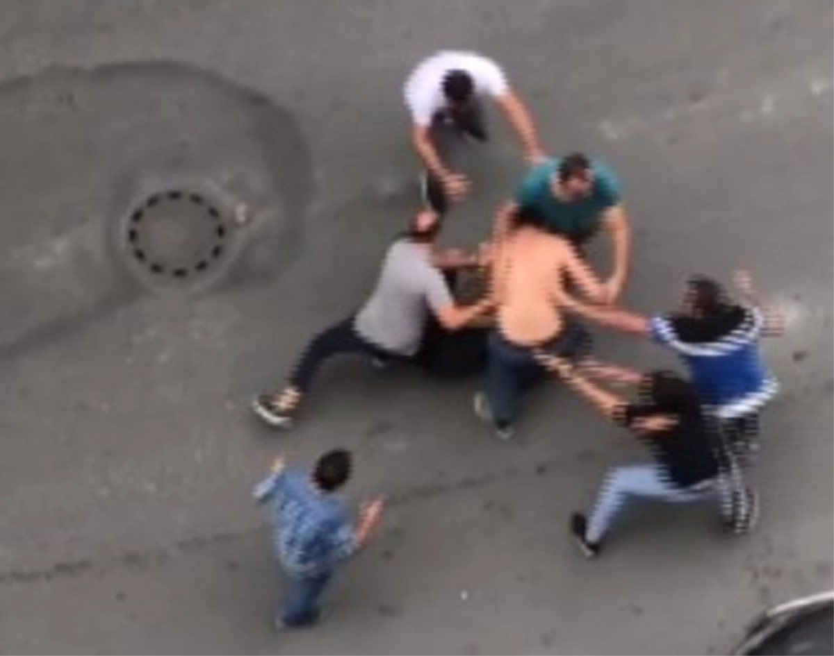 Öfkeli Kalabalık İstanbul\'un Göbeğinde Tekme Tokat Birbirine Girdi