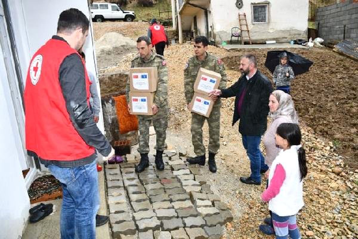 Türk Askeri, Kosova\'da İhtiyaç Sahiplerinin Yüzünü Güldürdü
