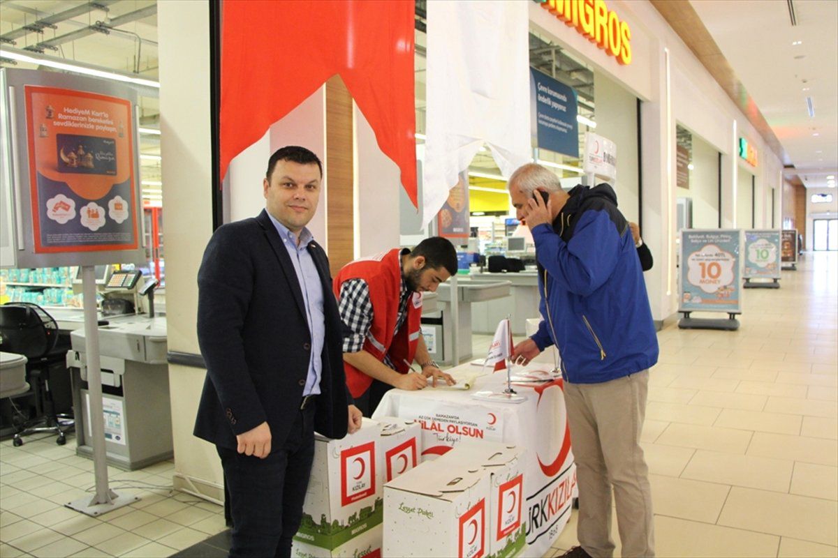 Türk Kızılaydan Yardım Standı