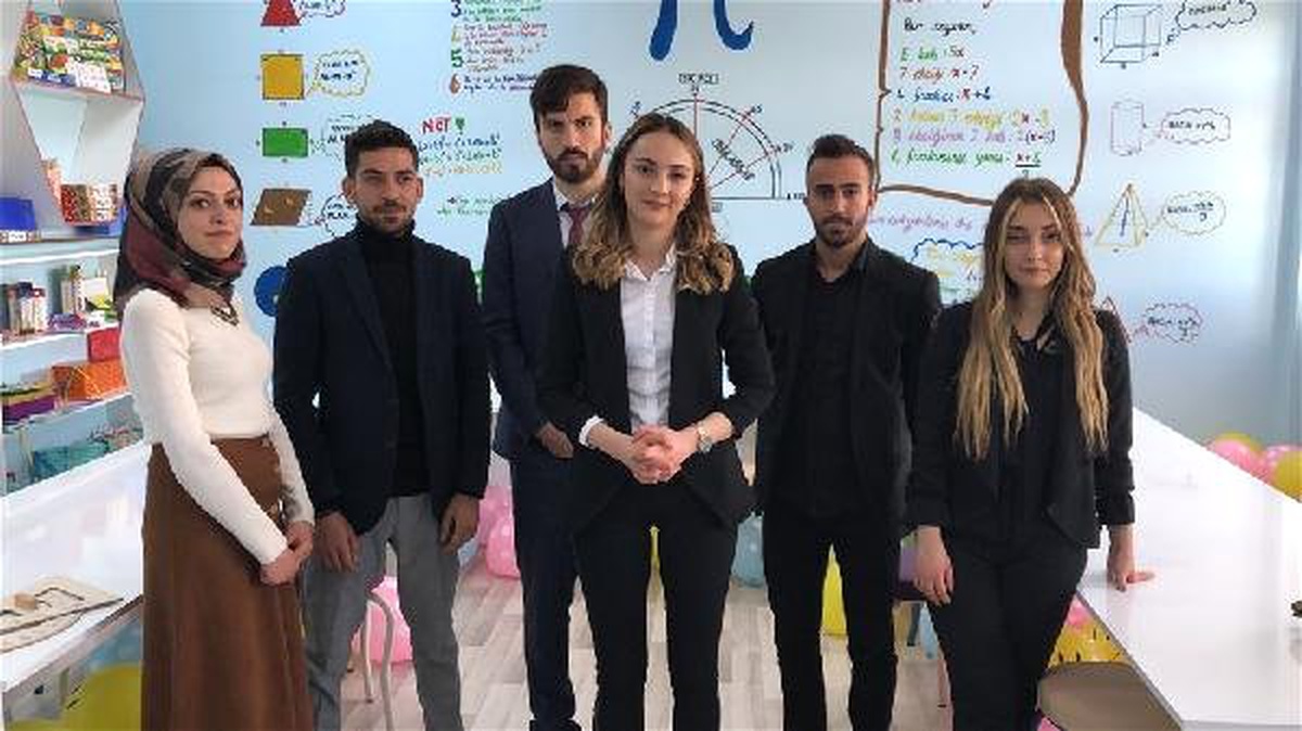 Üniversiteliler Mezuniyet Balosu İçin Topladıkları Parayla Sınıf Boyadı