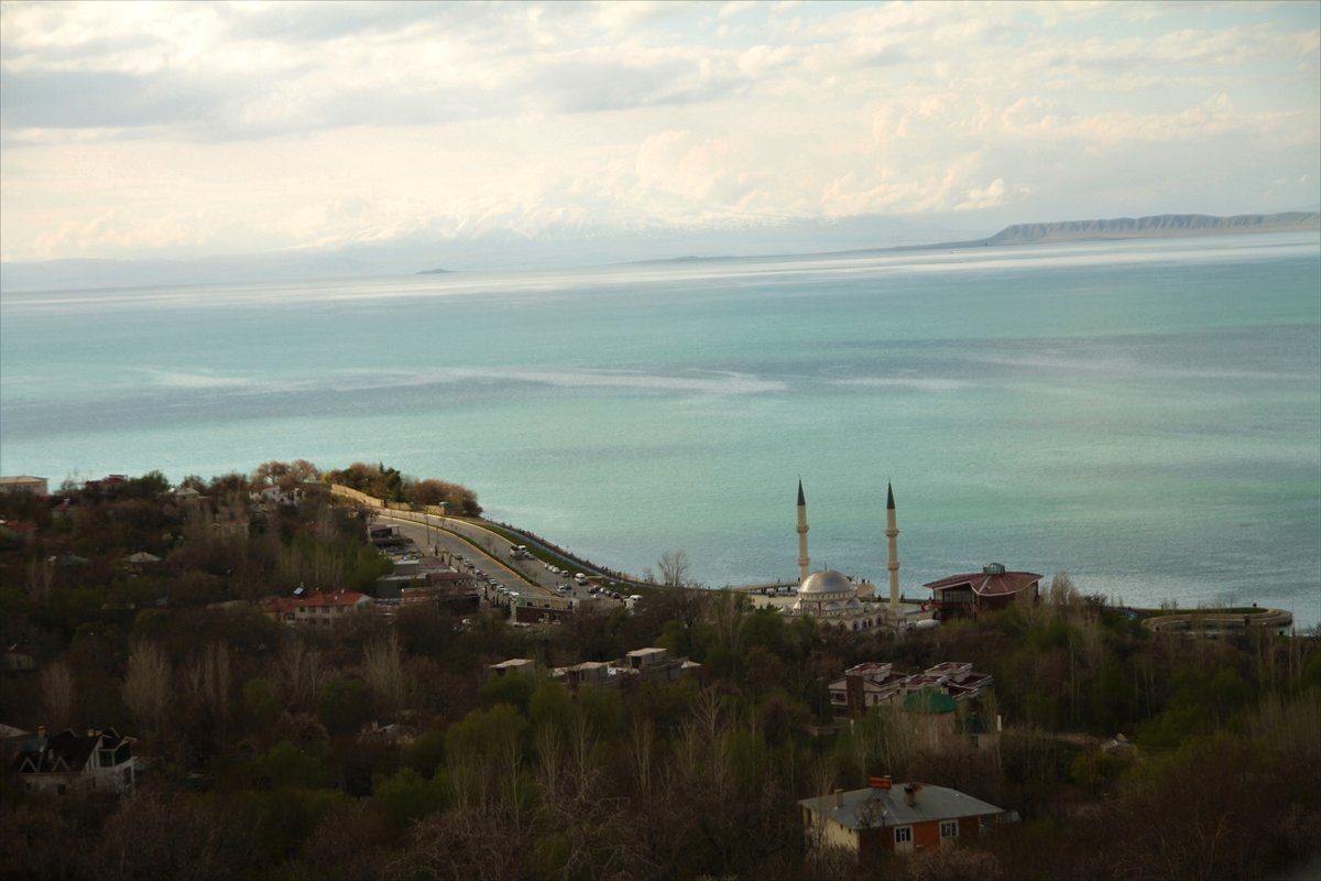 Vanlılar Şehri "Seyir Terası"Ndan İzliyor