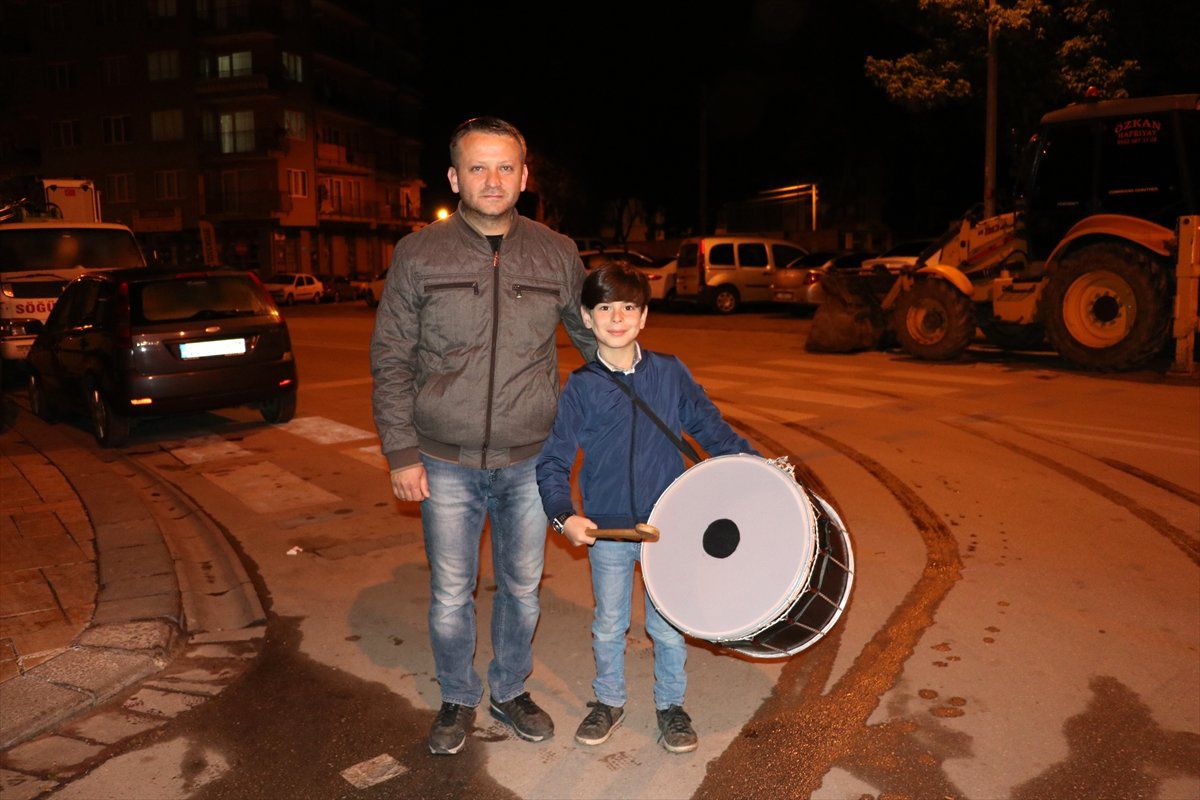9 Yaşındaki Ramazan Davulcusunun Mesaisi
