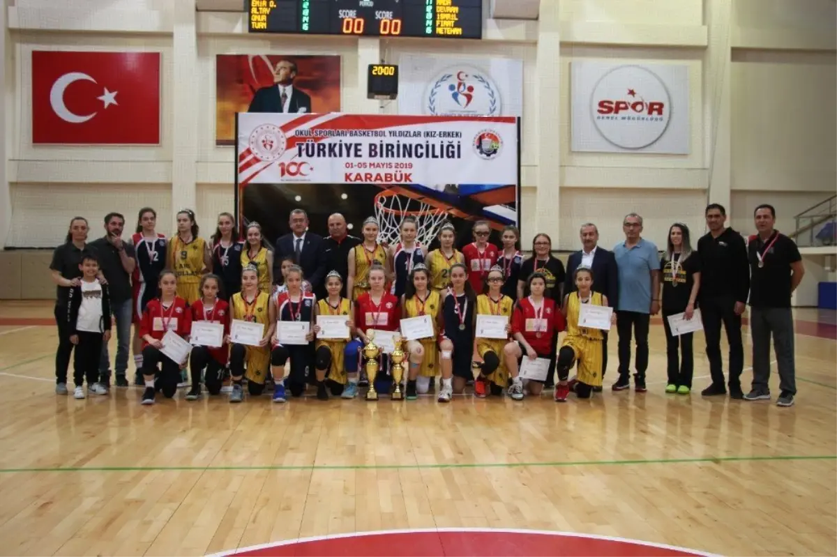 Basketbol Yıldızlar Türkiye Şampiyonları Kupalarını Aldı