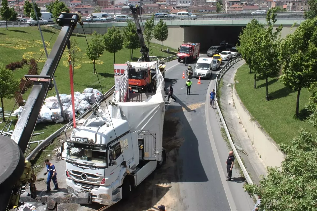 Bayrampaşa\'da Tır Devrildi: 1 Yaralı