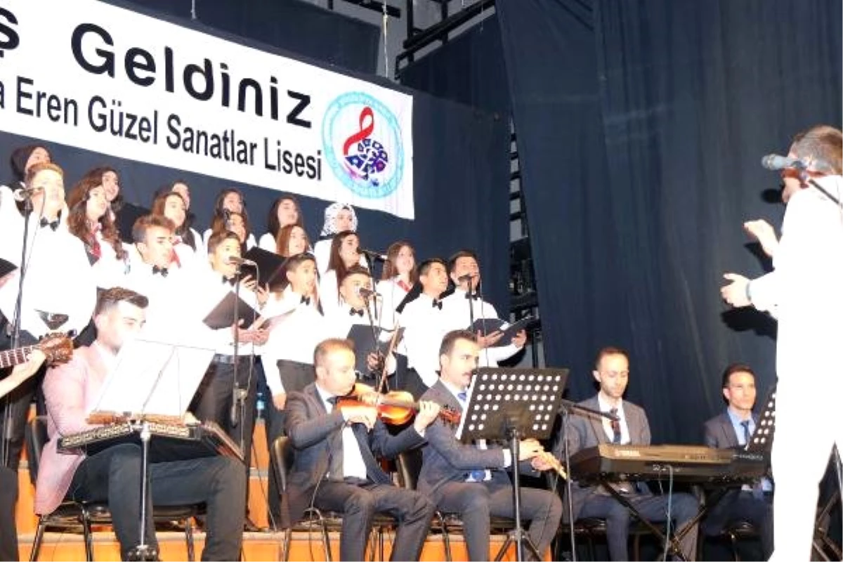 Bitlis\'te Liselilerden Türk Sanat Müziği Konseri