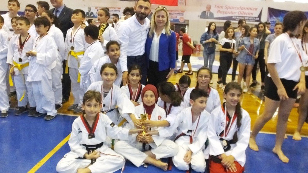 Burhaniye\'de Spor Şenliği Coşkusu