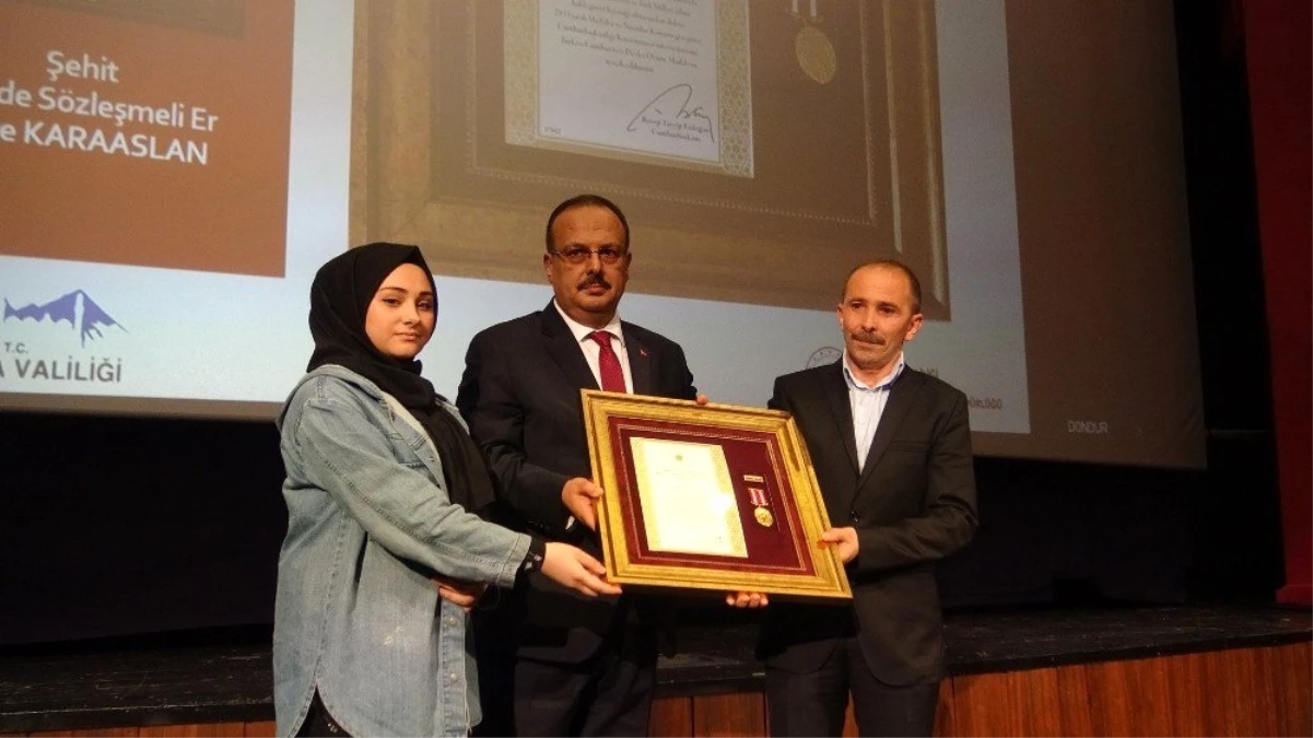 Bursa\'da 15 Şehit Ailesi ve Gaziye Devlet Övünç Madalyası Verildi