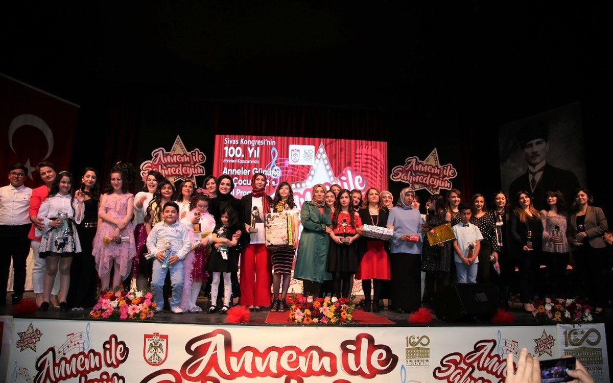 Çocuklar Anneleri ile Birlikte Sahne Aldılar