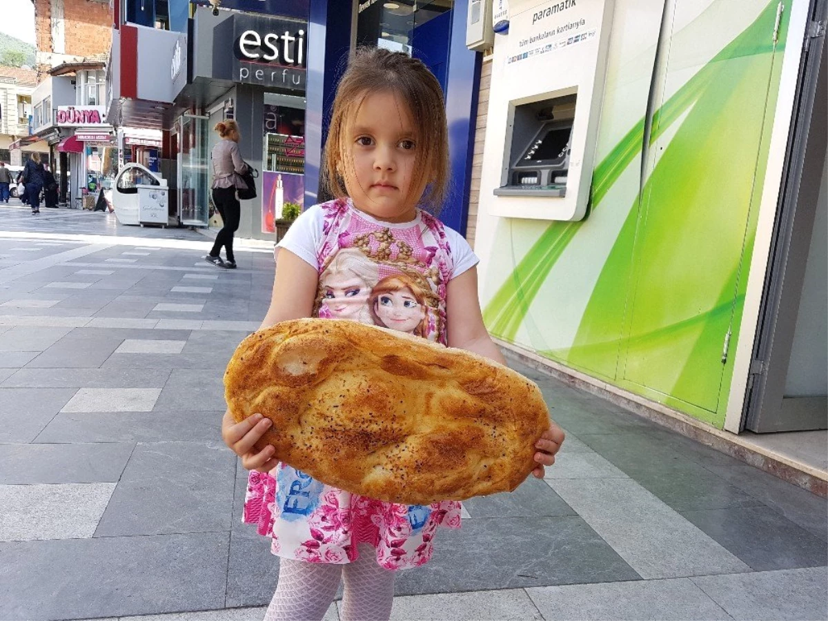 Devrek\'te Ramazan Pidesi Vatandaşların Tüketimine Sunulmaya Başlandı