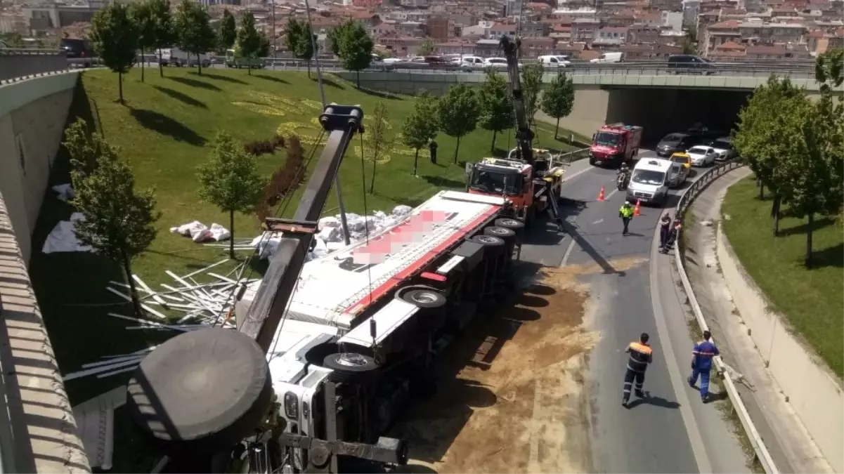 Devrilen Tırın Deposu Delindi, İplikler Yola Savruldu