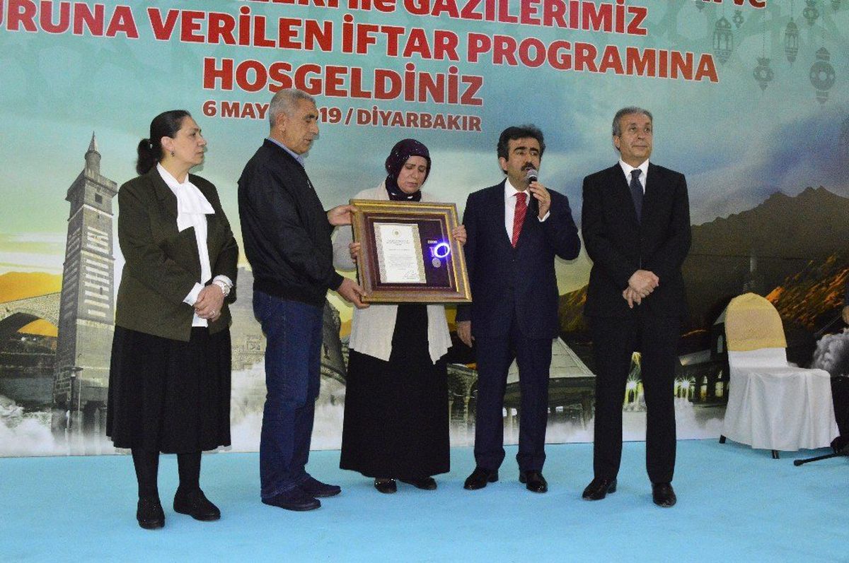 Diyarbakır\'da Şehidin Ailesine Devlet Övünç Madalyası Verildi