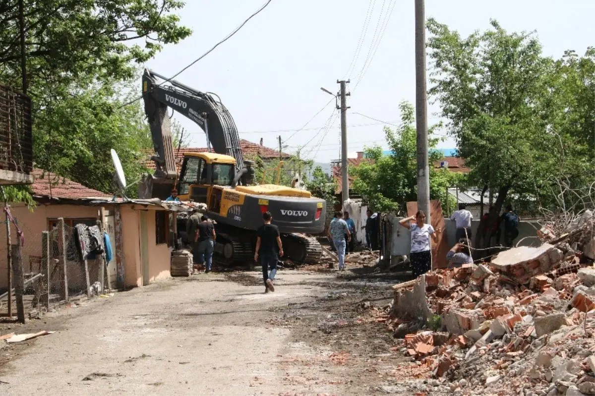 Düzce\'de Metruk Binaların Yıkımı Sürüyor