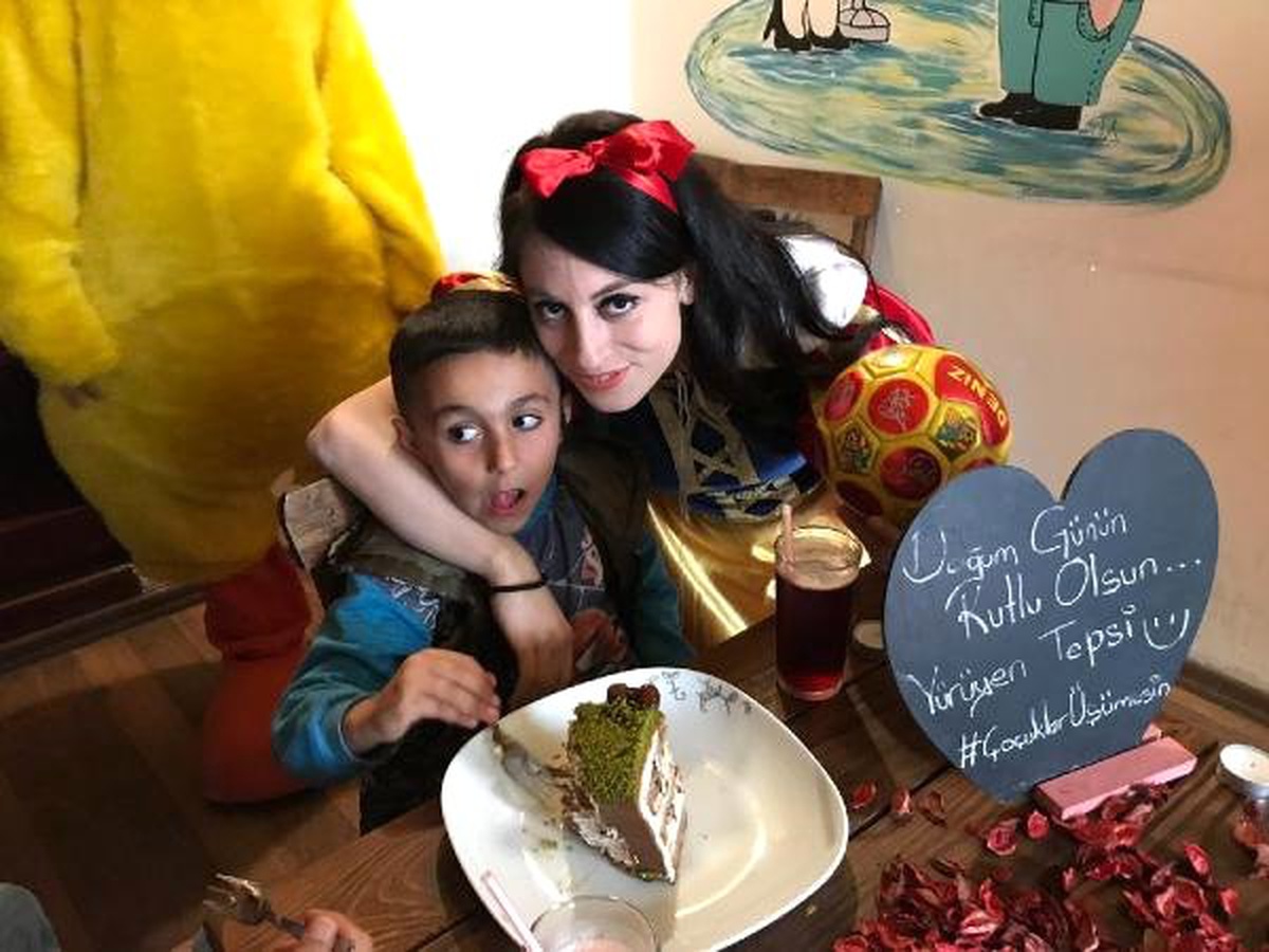 Gençlerden, Simit Satan Küçük Taylan\'a Doğum Günü Sürprizi