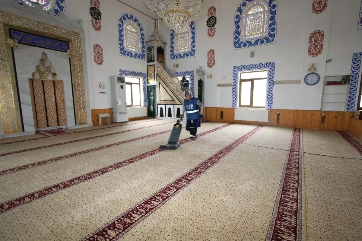 Hacılar Belediyesi\'nden Cami Temizliği