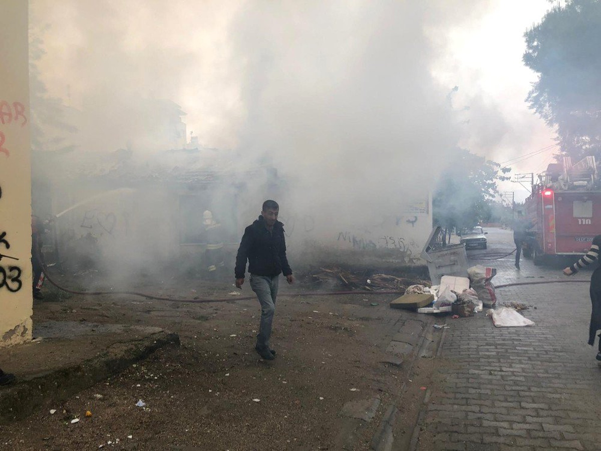 İncirliova\'da Yangın, Mahalle Duman Altında Kaldı