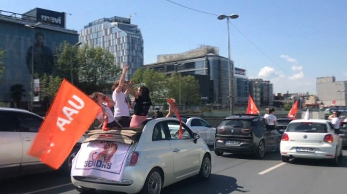 İstanbul\'da Lise Öğrencilerinin Lüks Araçlarla Tehlikeli Mezuniyet Kutlaması Kamerada
