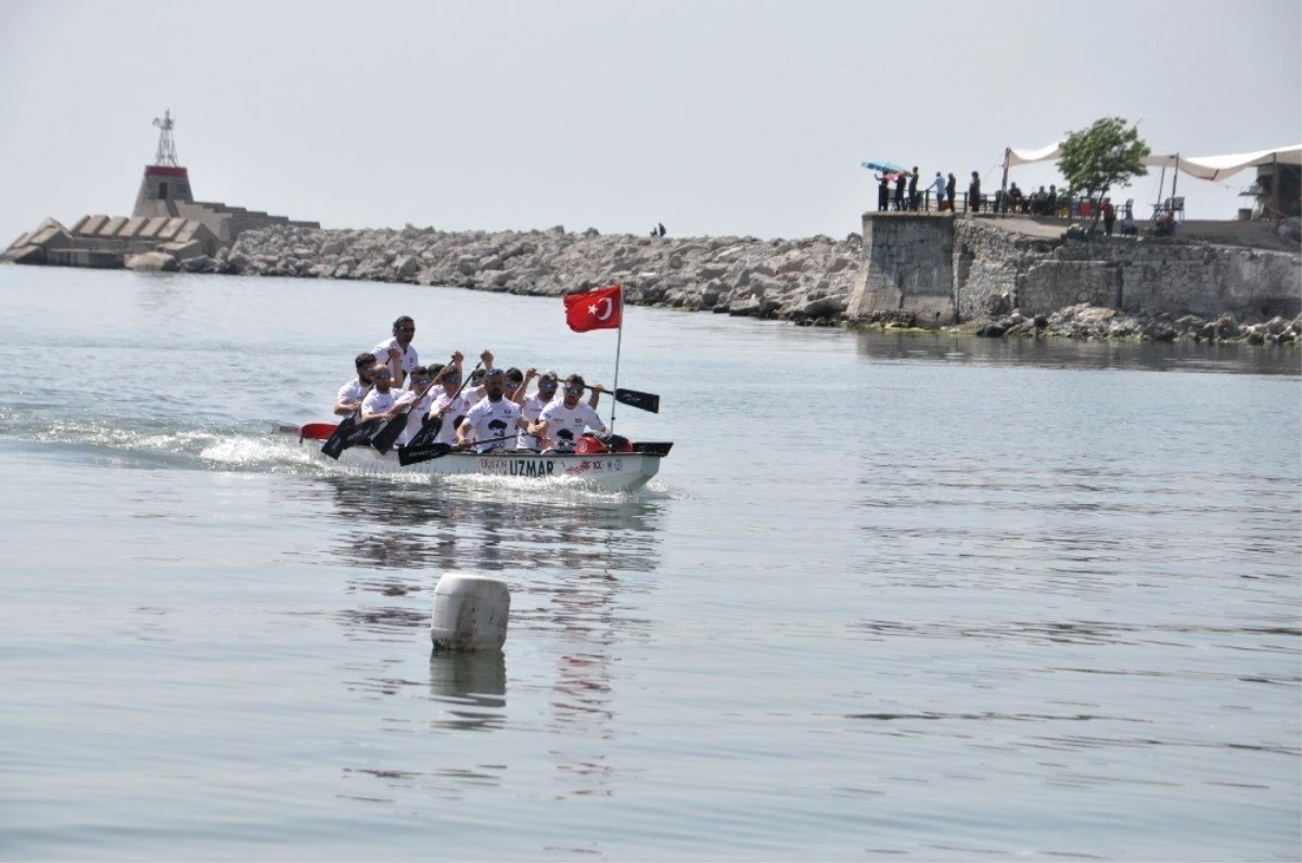 İstanbul\'dan Aldıkları Türk Bayrağı\'nı Zonguldak\'a Getirdiler.