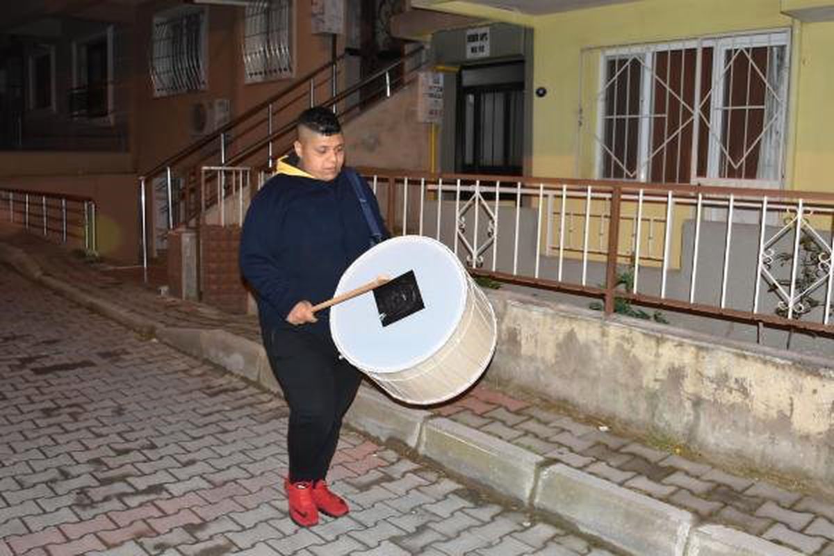 İzmir\'de Ramazan Davulcuları Görevine Başladı