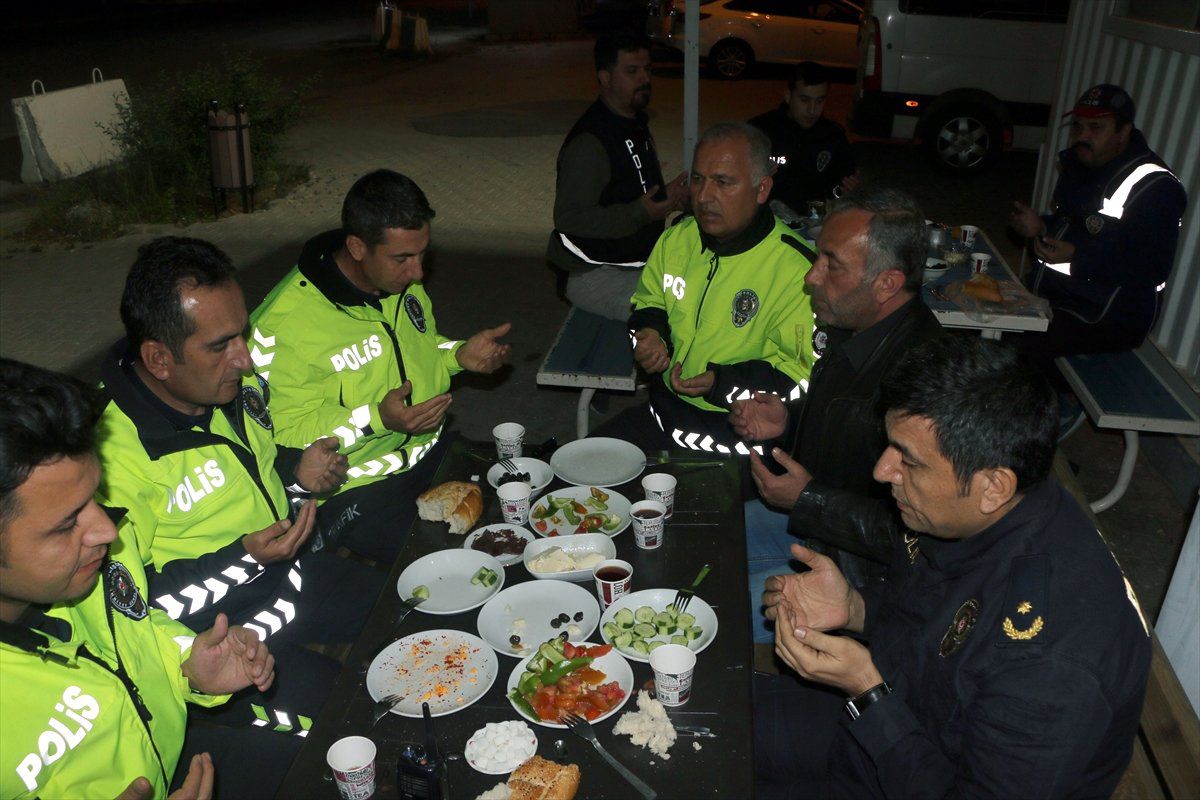 Kahramanmaraş\'ta Polisler İlk Sahuru Görevlerinin Başında Yaptı