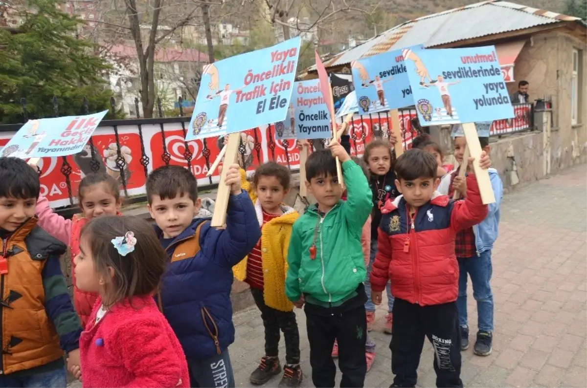 Kato Dağı Eteklerinde Minik Öğrenciler Trafikte Yaya Önceliği İçin Düdük Çaldı