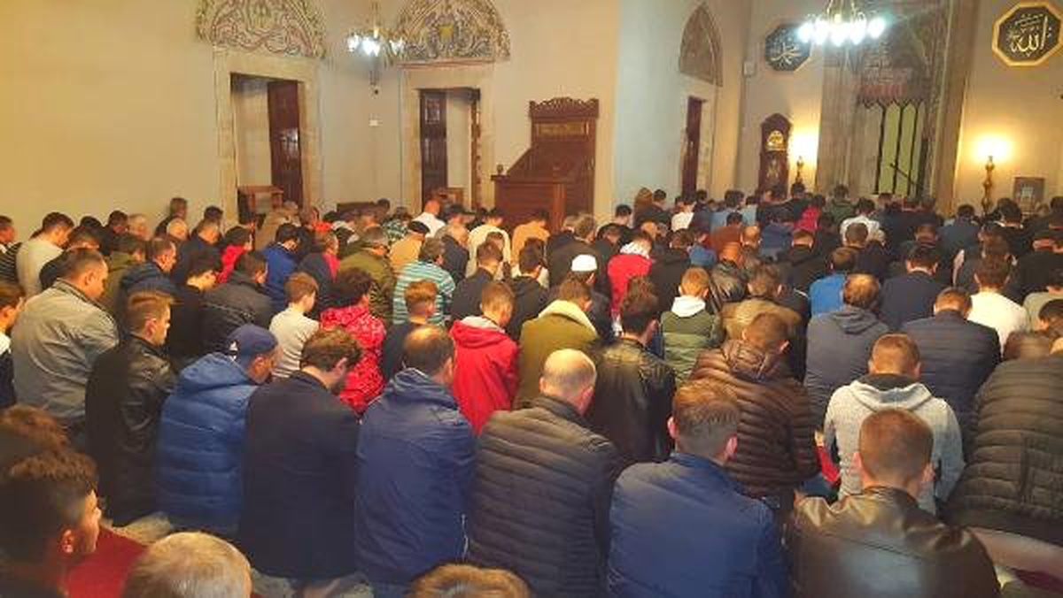 Kosova\'da Müslümanlar İlk Teravih Namazı İçin Camilere Akın Etti
