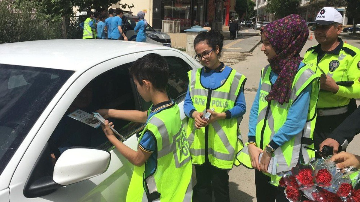Küçük Polisler Trafik Uygulaması Yaptı