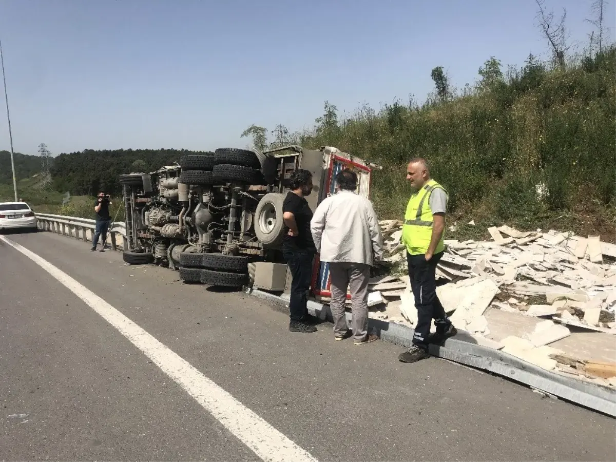 Kuzey Marmara Otoyolu\'nda Mermer Yüklü Kamyon Devrildi: 1 Yaralı