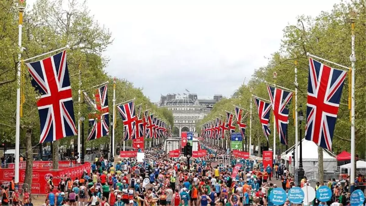 Londra Maratonu\'nu Koşan Hemşirenin Rekoru \'Eteğe\' Takıldı