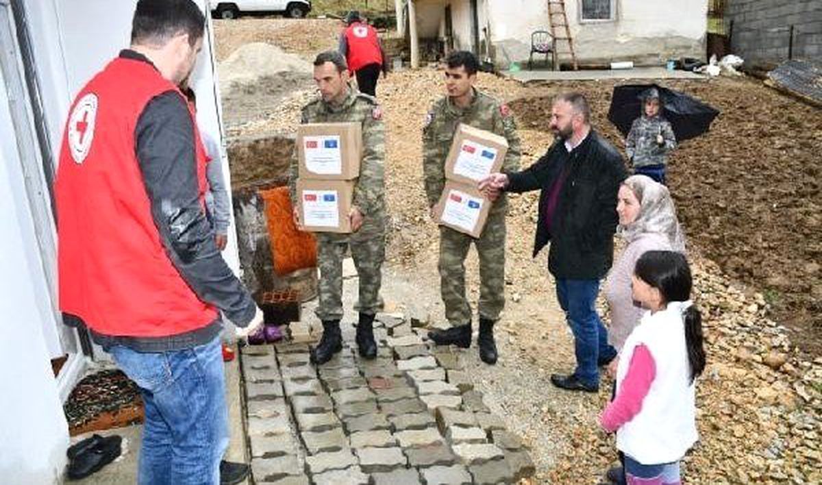 Mehmetçik Ramazan Paketlerini Dağıttı