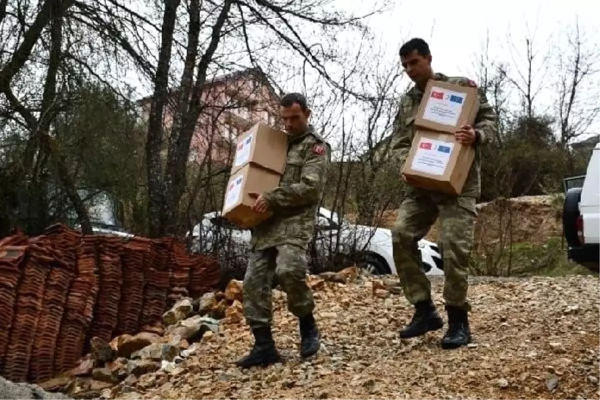 Mehmetçik Ramazan Paketlerini Dağıttı