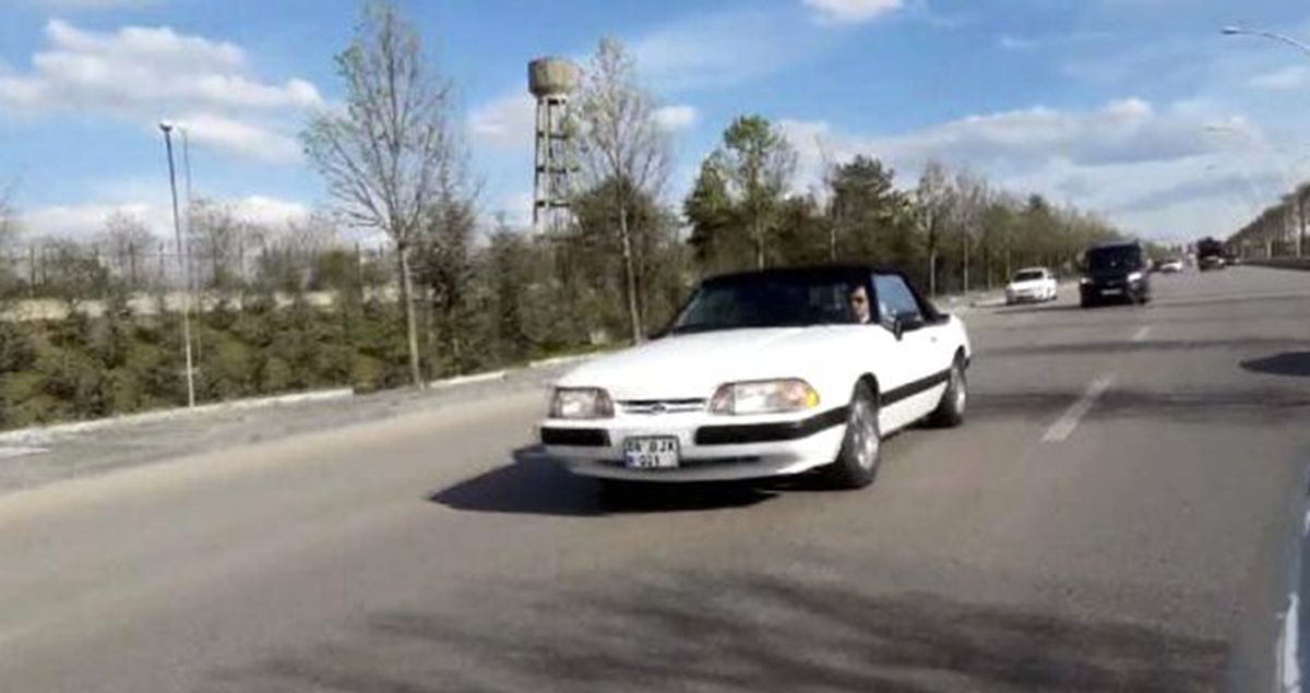 MHP Lideri Bahçeli, Klasik Otomobilinin Direksiyonuna Geçip Ankara'yı Turladı