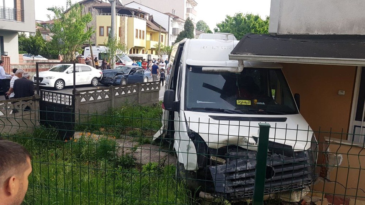 Öğrenci Servisi ile Otomobil Çarpıştı: 2 Yaralı