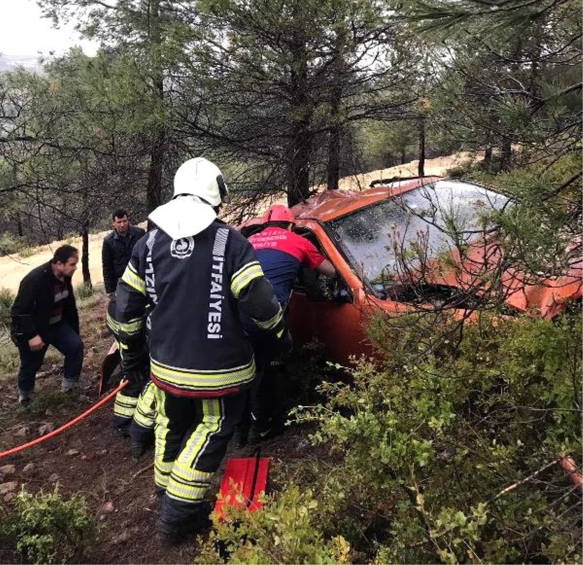 Şarampole Yuvarlanan Otomobildeki Yaralıları İtfaiye Ekibi Çıkardı