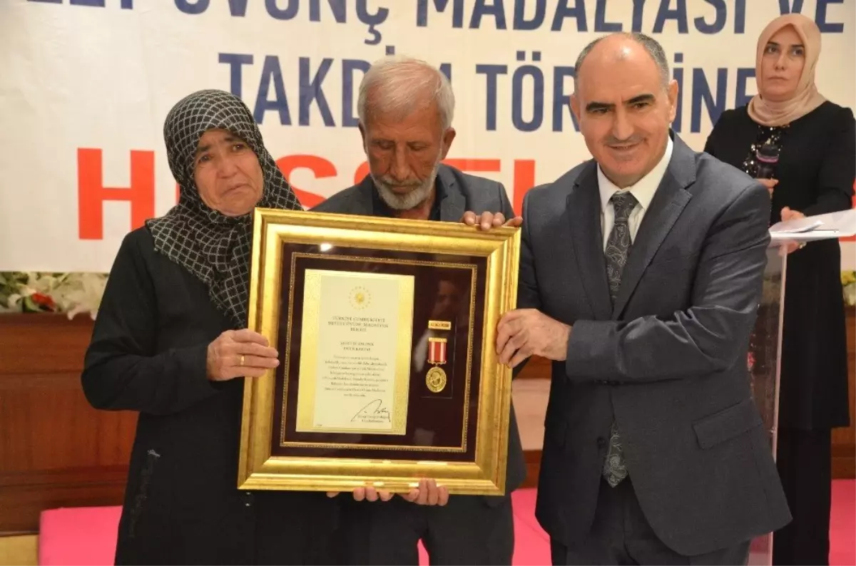 Şehit Aileleri ve Gazilere Devlet Övünç Madalyası Verildi